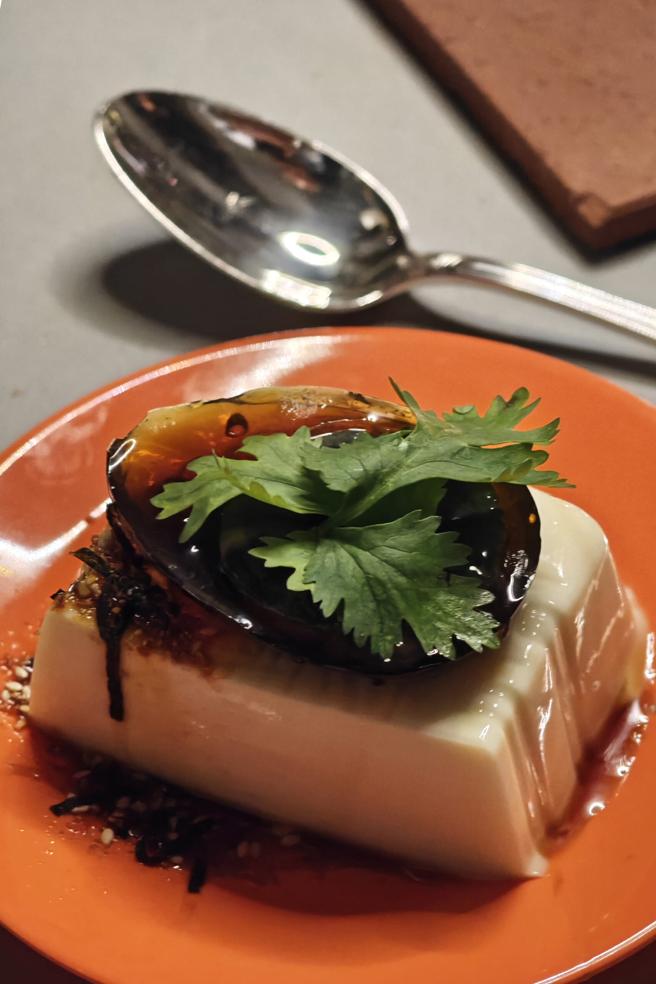 創意點心「皮蛋豆腐」是黑糖芝麻皮蛋、豆漿奶凍、焦糖杏仁碎、辣椒黑糖醬組成。（陳大任攝）