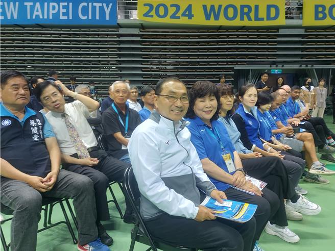 新北市长侯友宜（中）出席「2024帕拉地板滚球世界杯」开幕典礼。（张铠乙摄）