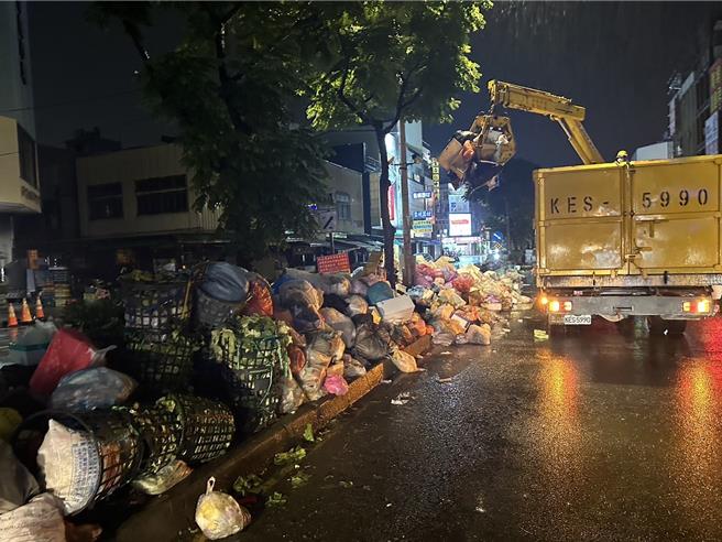 桃园市环保局25日起加强动员2900多名清洁队员，共清理出约1500吨的倾倒路树及约170吨资收物。（桃园市环保局提供）