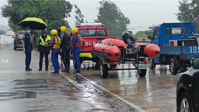 金門縣慈湖今日下午驚傳有民眾受困於湖中，警義消趕往救援卻發現該民眾係於慈湖內「摸蛤仔」，卻認為民眾誤報，虛驚一場。(圖／民眾提供)