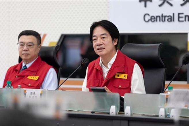 总统赖清德24日上午9时偕同行政院长卓荣泰、副院长郑丽君等人视察中央灾害应变中心。图／总统府提供