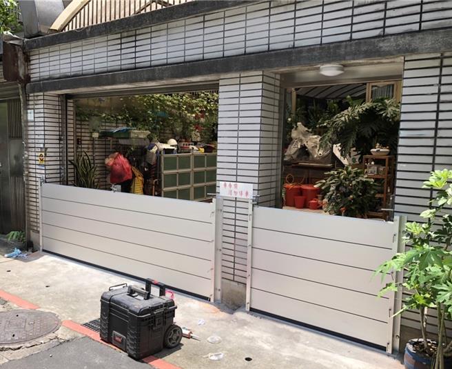 北市民政局表示，自今年1月1日起就受理民眾申请防水闸门设置补助直到年底，由各区公所受理申请，并依访定市价全额补助，提供市民生命及财产多一道防护。（北市民政局提供／丁上程台北传真）