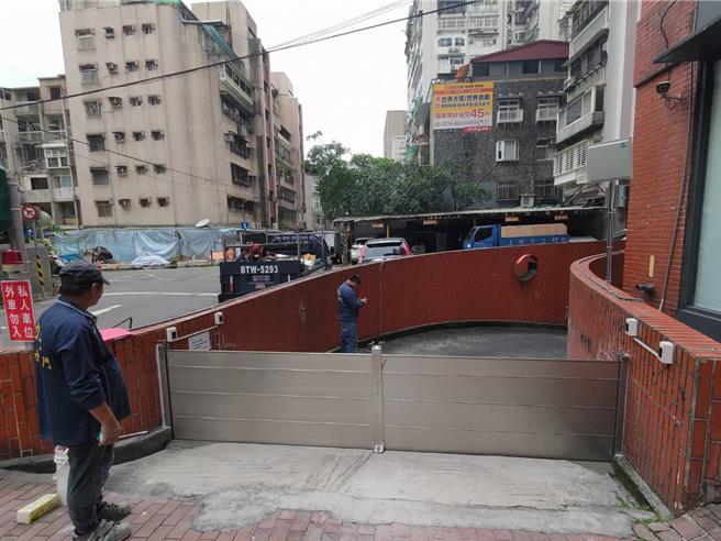 北市民政局表示，自今年1月1日起就受理民眾申请防水闸门设置补助直到年底，由各区公所受理申请，并依访定市价全额补助，提供市民生命及财产多一道防护。（北市民政局提供／丁上程台北传真）