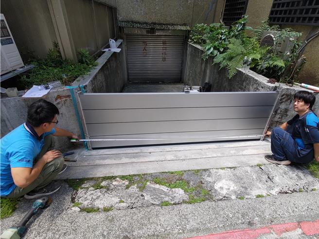 北市民政局表示，自今年1月1日起就受理民眾申请防水闸门设置补助直到年底，由各区公所受理申请，并依访定市价全额补助，提供市民生命及财产多一道防护。（北市民政局提供／丁上程台北传真）