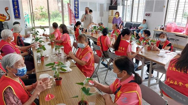 華山基金會後龍愛心天使站26日在後龍鎮中龍里社區活動中心舉辦「14周年感恩茶會」，帶領義工及長輩們手作「創意火鶴植栽」。（華山基金會提供／謝明俊苗栗傳真）