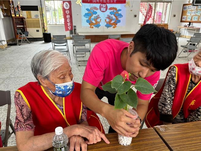 華山基金會後龍愛心天使站26日在後龍鎮中龍里社區活動中心舉辦「14周年感恩茶會」，帶領義工及長輩們手作「創意火鶴植栽」。（華山基金會提供／謝明俊苗栗傳真）