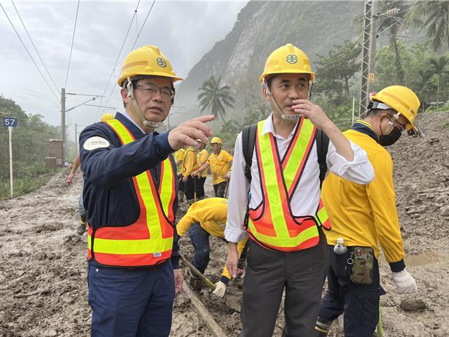 交通部長李孟諺（左）到鐵路小清水等路段勘災。（交通部提供）