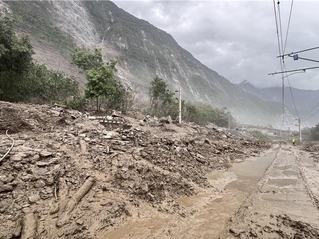 台鐵和仁至崇德路段有3處嚴重坍方，火車鋼軌幾乎被土石淹沒。（交通部提供）