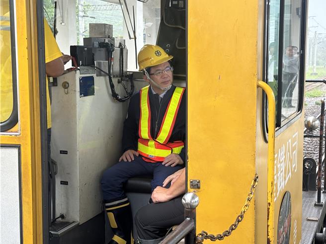 交通部長李孟諺在崇德車站搭乘工務火車頭進入和仁災區點視察。（王志偉攝）