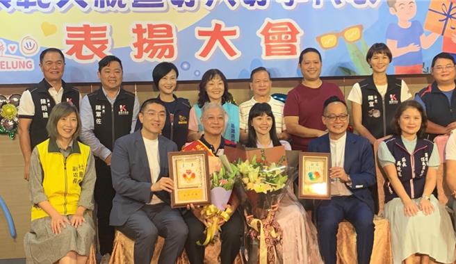 基隆市政府26日表揚信義區模範父親及好人好事代表，基隆市長謝國樑（前排左二）、基隆市議長童子瑋（前排右二）、前立委高嘉瑜（前排右三）3人恰好一同出席，也引發外界聯想。（徐佑昇攝）