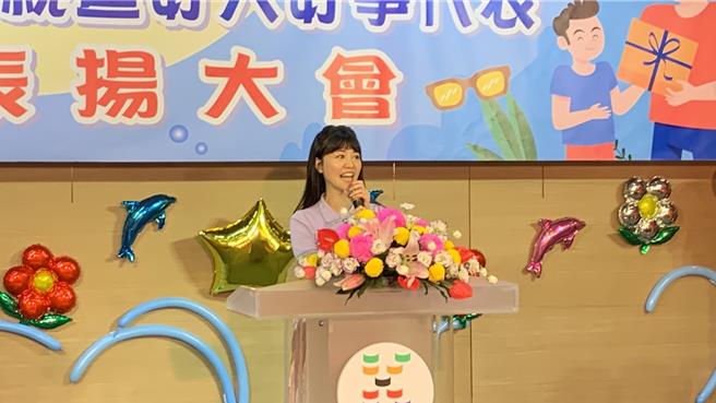 基隆市政府26日表揚信義區模範父親及好人好事代表，前立委高嘉瑜陪父親高義信一起領獎。（徐佑昇攝）