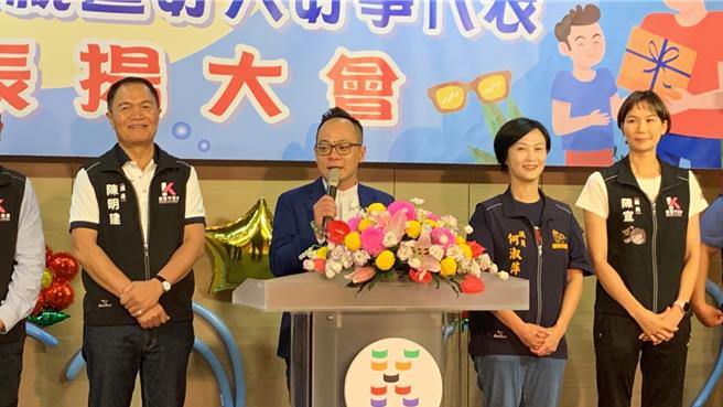 基隆市政府26日表揚信義區模範父親及好人好事代表，基隆市長謝國樑、基隆市議長童子瑋（中）、前立委高嘉瑜3人恰好一同出席。（徐佑昇攝）