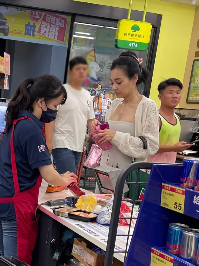 有民眾拍下林昀蒂（右一）和王思佳（右二）的照片。（图／threads@林昀蒂）