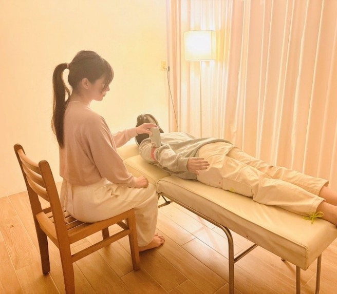 简沁琳老师使用「Micro FET3仪器」，测量学生在练习瑜珈运动前、后，关节角度的变化。(图片来源/沁琳瑜珈)