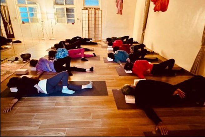 上班族及低头族练习瑜珈后，肩颈酸痛的问题获得明显改善。
(图片来源/沁琳瑜珈)
