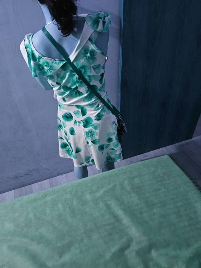 按摩师穿合身、爆乳套装服务客人。(投诉人提供)