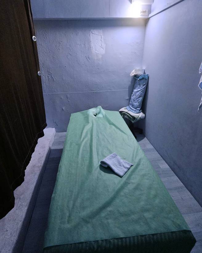 按摩包厢内灯光昏暗。(投诉人提供)