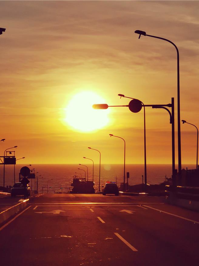 被票选台湾西部海岸最美日落大道的苗栗县通霄镇台61线新埔联络道悬日美景。（谢明俊摄）