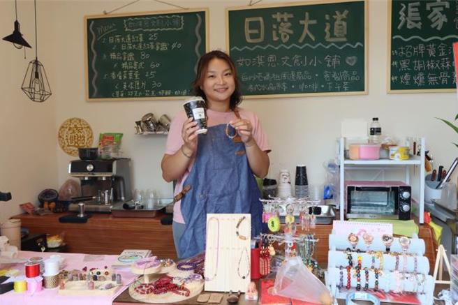 新埔日落大道专用休憩站26日正式启用，站内提供咖啡美食。（苗栗县政府提供／谢明俊苗栗传真）