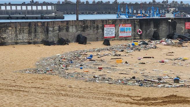 凯米颱风过后导致大武崙沙滩有许多海漂垃圾，基市环保局26日上午出动机具和人员清理沙滩垃圾，预估2天时间才能清完垃圾，最快至28日上午才开放。（基隆市产发处提供／徐佑升基隆传真）