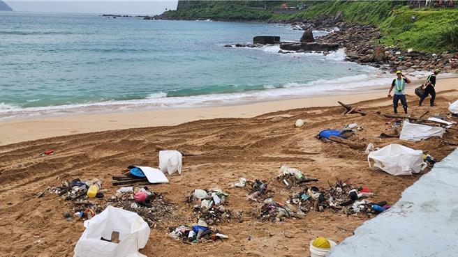 凯米颱风过后导致大武崙沙滩有许多海漂垃圾，基市环保局26日上午出动机具和人员清理沙滩垃圾，预估2天时间才能清完垃圾，最快至28日上午才开放。（基隆市产发处提供／徐佑升基隆传真）