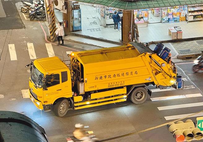 凯米颱风远离，新北市环保局26日出动2042位队员，盼尽速恢復市容。（示意图／新北环保局）