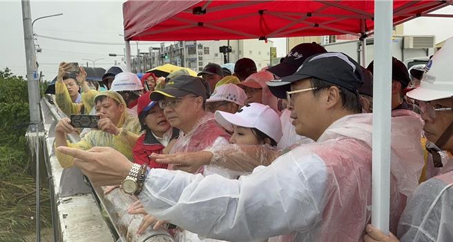 行政院长卓荣泰（中）今天到大湖口溪桥勘查淹水灾情及聆听地方意见。（周丽兰摄）