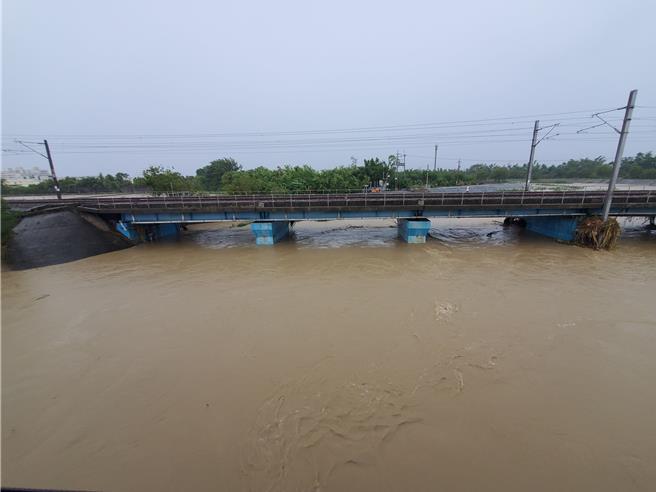 水利署第五河川局整治大湖口溪，去年提前一年完工，却仍发生溢堤水灾事件。（周丽兰摄）