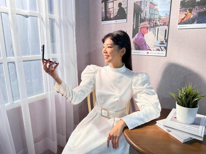 小米的MIX Flip搭载徕卡Summilux专业光学镜头。（古明弘摄）