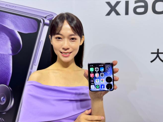 小米的MIX Flip外萤幕的应用程式以16:9的比例配置。（古明弘摄）