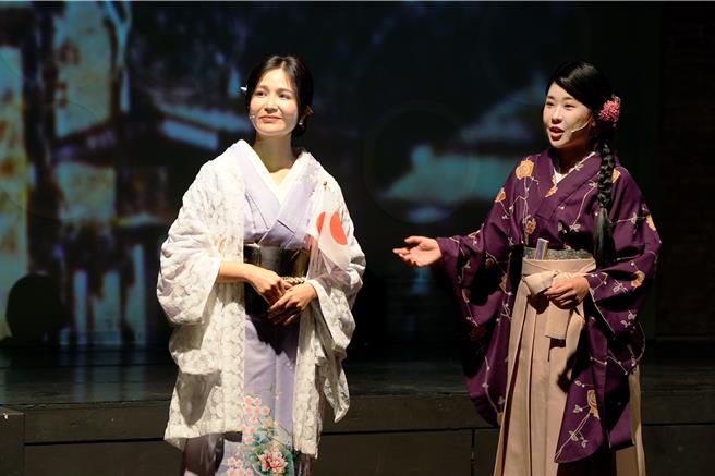 吴怡霈（左）和木星（林牧昕）在《西门町一番地》中轮流扮演母女，顺着时代变迁一人分饰多角。 (全民大剧团提供）