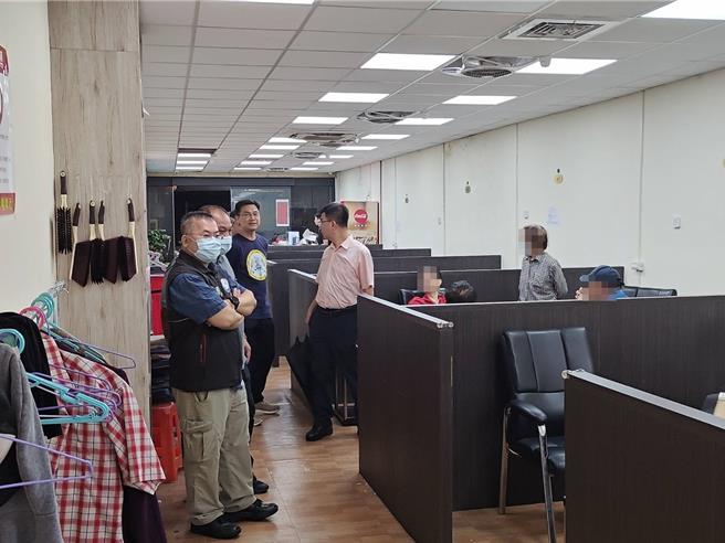 桃园市某棋牌社以合法掩护非法，透过社群平台揪客赌博并以集点免收台费、中秋神秘礼物等活动以吸引赌客上门，该棋牌社为规避警方查缉，要求赌客需加入会员并预先缴交高额押金，同时过滤可疑人物以免员警混入。（翻摄照片）