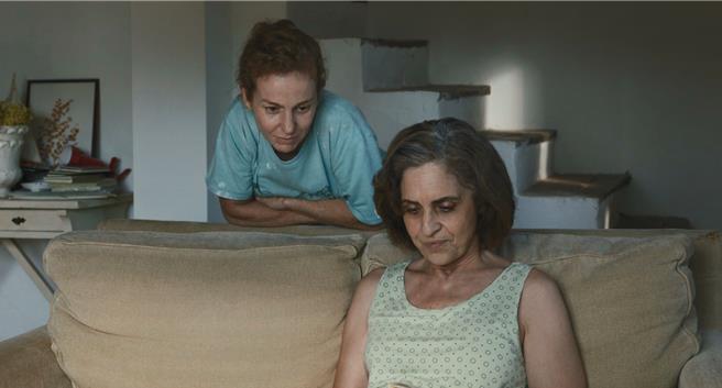 《她們的盛夏微愛》以簡單的日常起居鏡頭，描繪難以言喻的母女關係。（佳映娛樂提供）