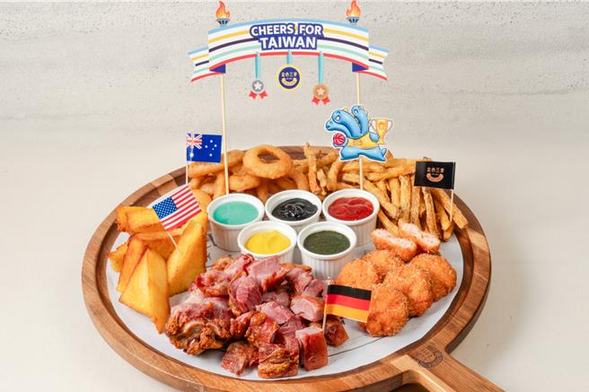別出心裁的「冠軍大拼盤」，以藍莓白巧克力醬、法式黃芥末、墨魚美乃滋、薄荷醬、番茄醬設計五色沾醬，呼應奧運五色環，售價1640元。(金色三麥提供)