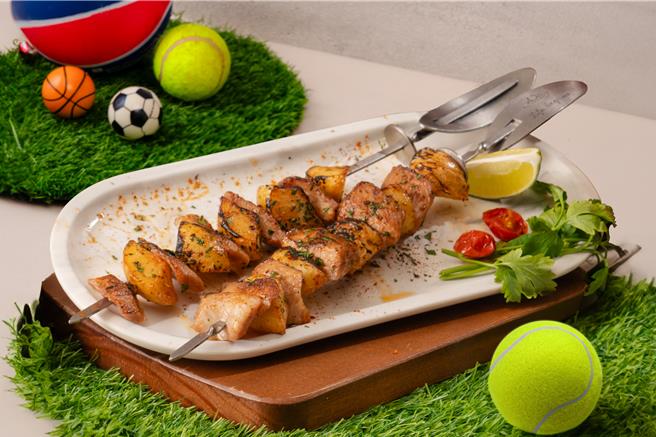 觀賽美食「啤酒醬烤松阪豬」烤肉串，將啤酒極致濃縮成獨一無二的醬汁，搭配主廚自製的辛香料配方，烤出鹹香濃郁的滋味，售價350元。(金色三麥提供)