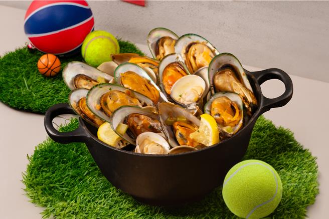 「法式淡菜鮮蛤鍋」常見於法國北部，淡菜伴隨迷迭香、百里香，散發極致鮮甜，主廚以白酒加深湯汁層次與滋味，售價420元。(金色三麥提供)