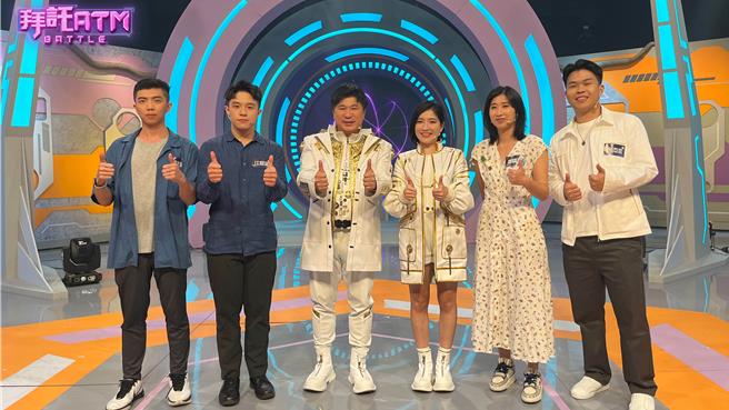 「顶尖大学金头脑争霸战」决赛台大吴泰莹（左起）、清大江庭熠、胡瓜、Sandra、成大郑晴文、政大吕杰奕。（TVBS提供）