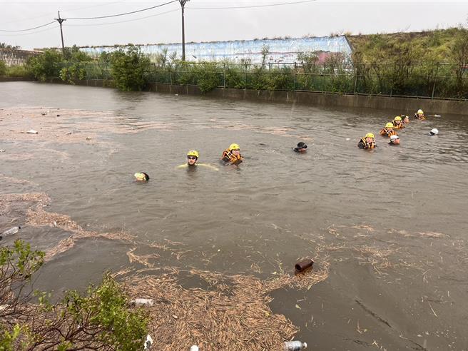 水林鄉西塭底抽水站附近大排26日中午發生1名10歲男童失足落水，雲林縣消防局出動11人搜救。（雲林縣消防於提供）