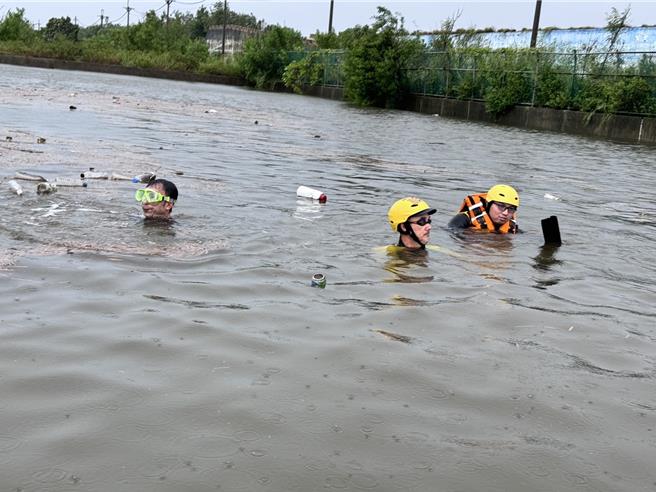 水上救生協會4名及紅十字會9名人員共計出動3車、人員13名、1船艇前往搜溺，其中紅十字會由縣議員林岳璋帶隊搜救。（林岳璋提供）