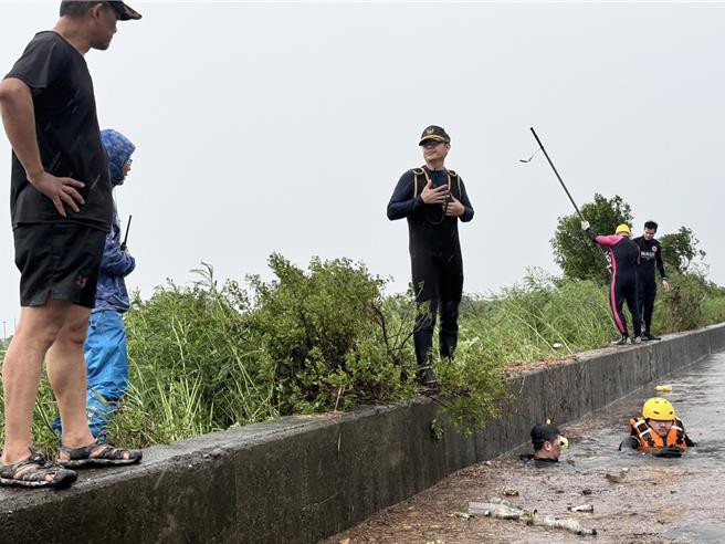 水上救生協會4名及紅十字會9名人員共計出動3車、人員13名、1船艇前往搜溺，其中紅十字會由縣議員林岳璋帶隊搜救。（林岳璋提供）
