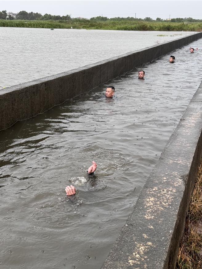 搜救人員潛水搜救。（林岳璋提供）