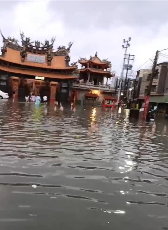 台南市安南区海尾朝皇宫前广场26日下午因暴雨成了小水池。（台南市议员蔡丽青服务处提供／程炳璋台南传真）