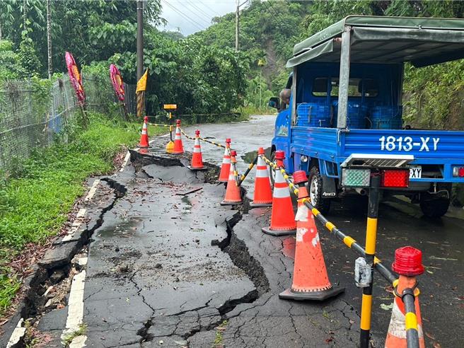 台中市太平区北田路中坑巷一带路面26日大面积龟裂坍塌，无法双向通行，已用交通锥及警示灯围起来。（何欣纯提供／潘虹恩台中传真）