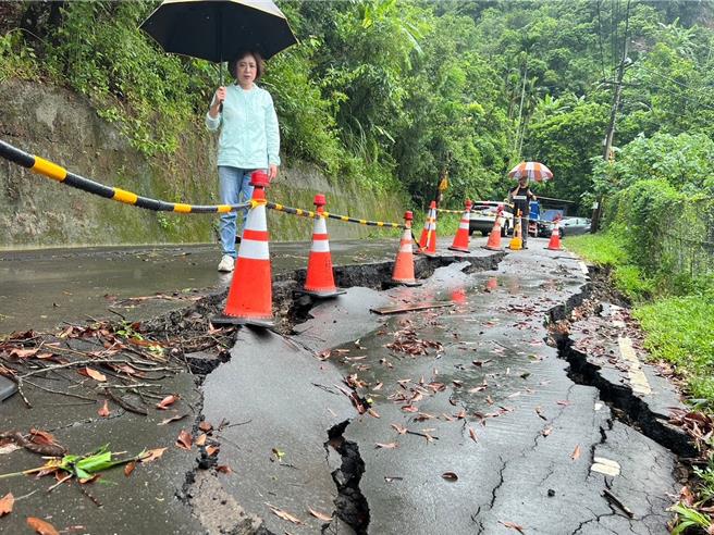 立法委员何欣纯26日前往太平区北田路一带勘灾，发现路面坍塌，除联繫水利单位及水保单位前往处理，亦呼吁用路人行经此路段留意。（何欣纯提供／潘虹恩台中传真）
