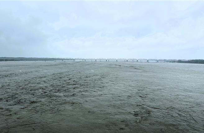 凱米颱風創濁水溪水位史上新高，超過百年洪水治理標準，圖為25日西螺大橋下的洪水情形，當時尚未達到洪峰，但景象已十分驚人。（周麗蘭攝）