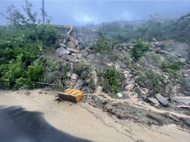 古坑鄉因仍有13處土石流紅色警戒繼續停班停課，圖為草嶺村滑坡。（草嶺村提供）