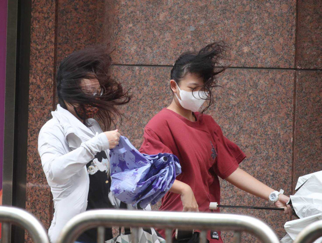 气象署表示，菲律宾东方海面的低压，在周一、周二（29日、30日）会到台湾附近，届时可能会出现局部大雨。（示意图，刘宗龙摄）