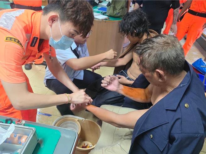 在高雄外海沉没的坦尚尼亚籍货轮「FU-SHUN」，9名缅甸籍船员弃船逃生，有4人幸运获救，船员身上有轻微擦挫伤，已被安置于高雄现代旅馆。（中央灾害应变中心提供）