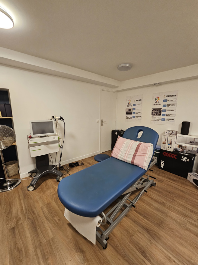 巴黎當地物理治療所器材。（陳筱琳攝）