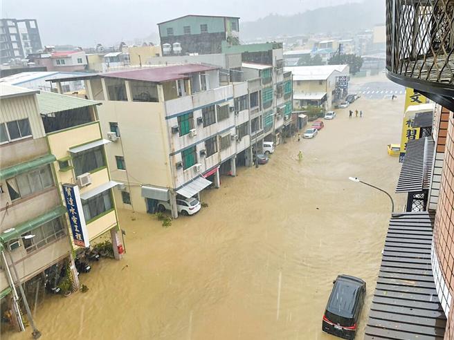 高雄市25日豪雨灾情，整个高雄几乎都泡在水里。（洪浩轩摄）